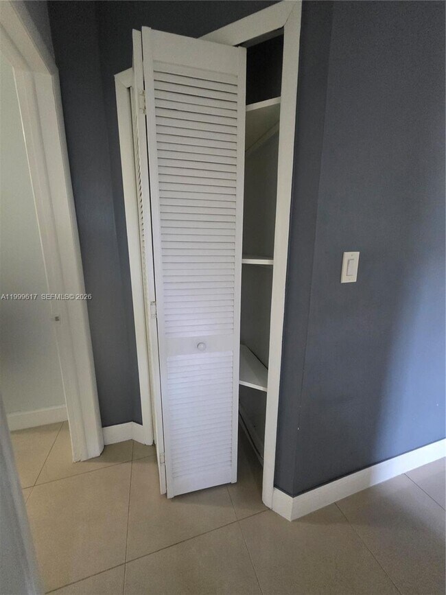 Building Photo - 2832 SW 37th Ave