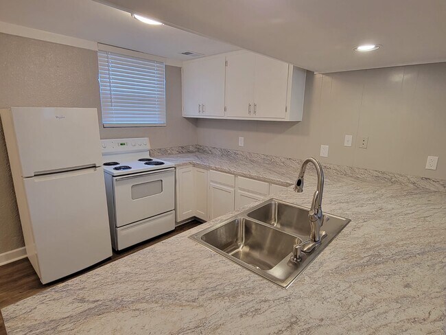 Building Photo - 812