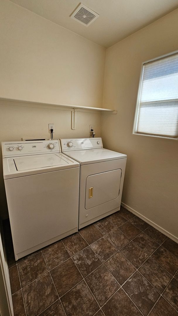 Building Photo - Beautiful 3 Bed 2 Bath Riverhaven - 2 story home!