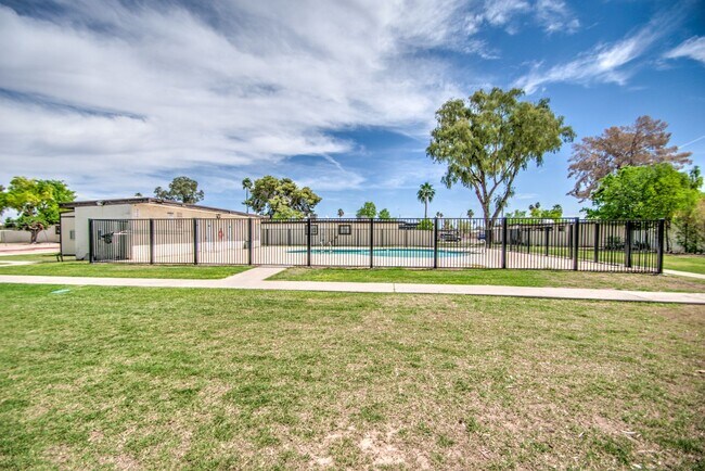 Building Photo - Charming 3 bedroom Townhome near MCC & Med...