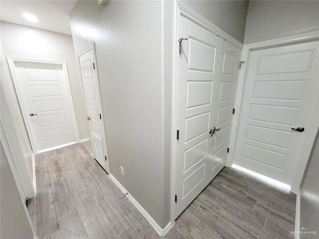 Building Photo - 1913 Davenport St