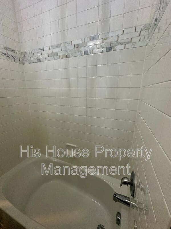 Building Photo - 2122 Longfin Ct