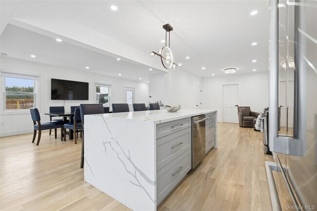 Building Photo - 10 Sagamore Rd