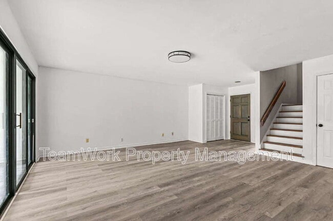 Building Photo - 9 Stallion Ct