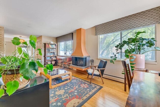 Building Photo - Renovated Mid Century Modern Home in the D...