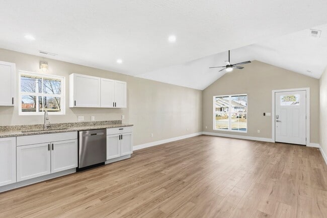 Building Photo - 1342 E Blaine St