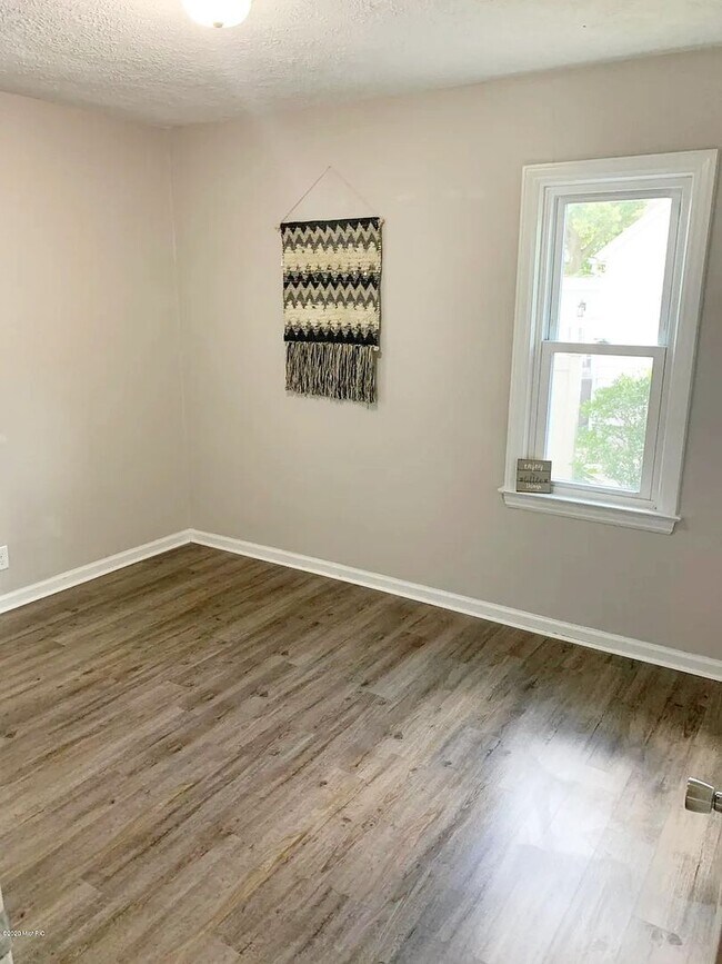 Building Photo - 3 Bedroom Home On Holland's North Side