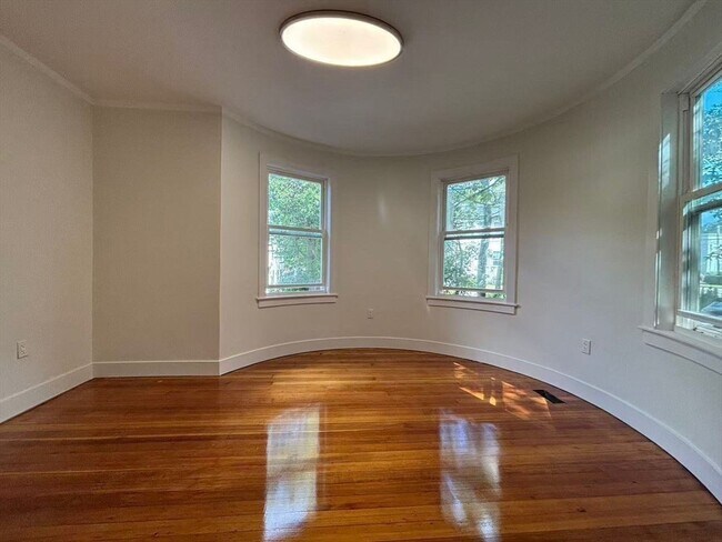 Building Photo - 391 Linwood Ave