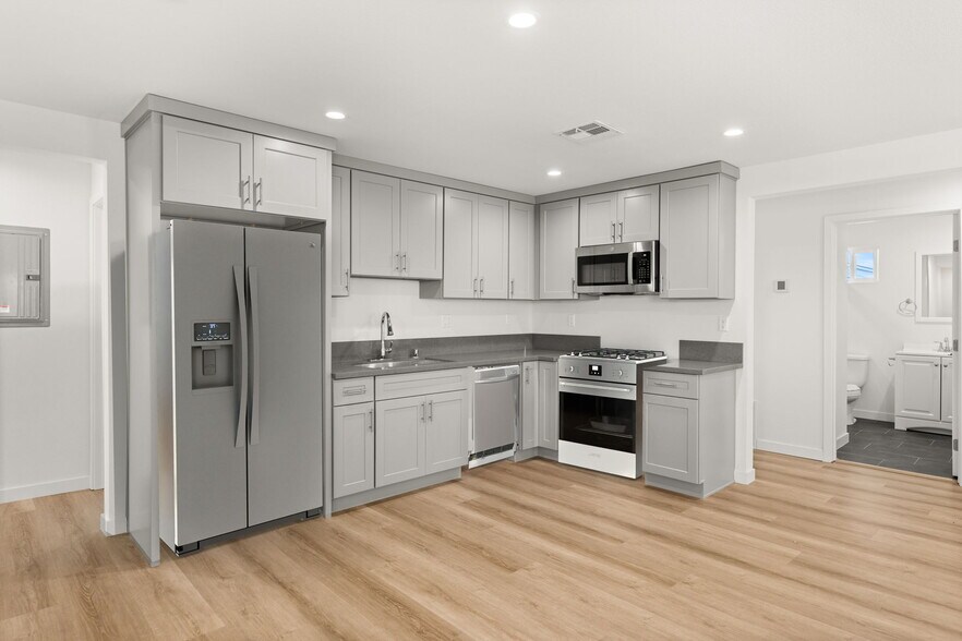 Building Photo - 4700 S Gramercy Pl