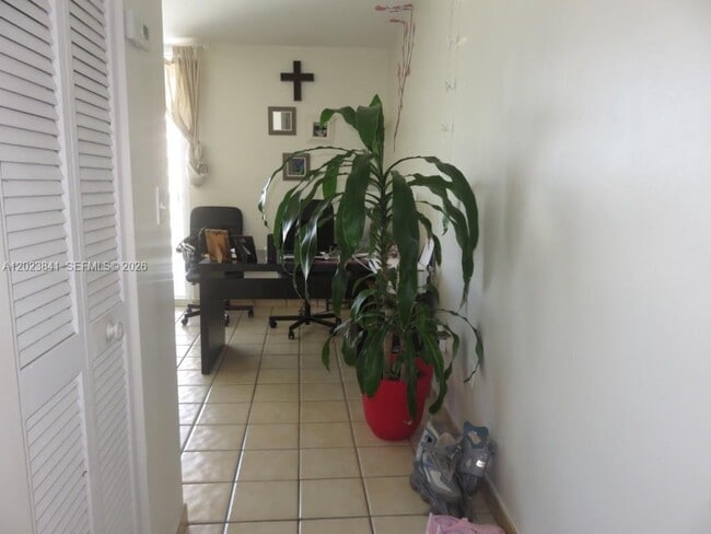 Building Photo - 2457 Collins Ave
