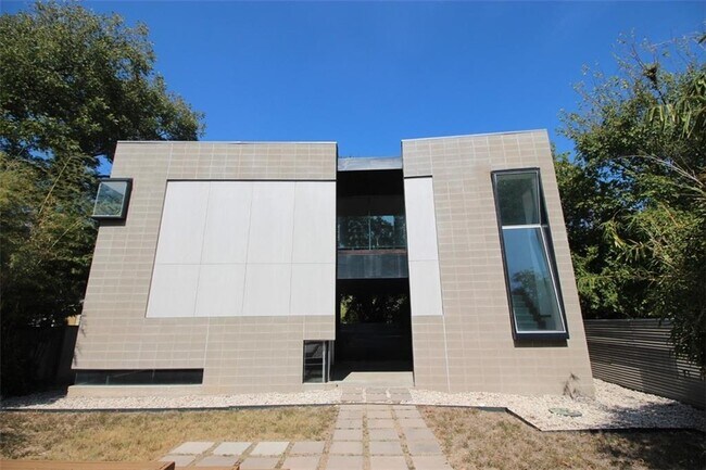 Building Photo - 604 W Annie St