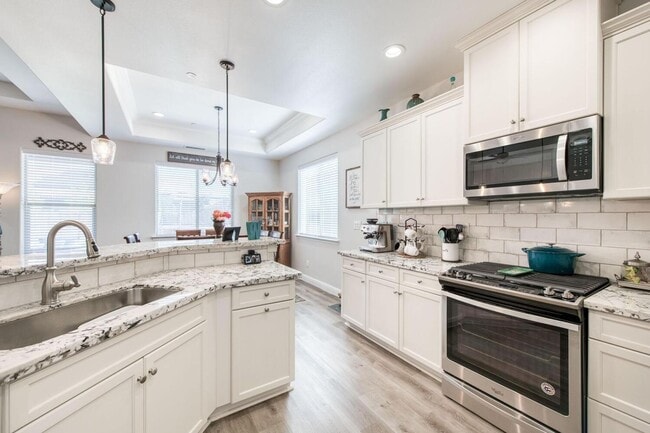 Building Photo - Gorgeous 4/2 Crown Home In Riverstone Community