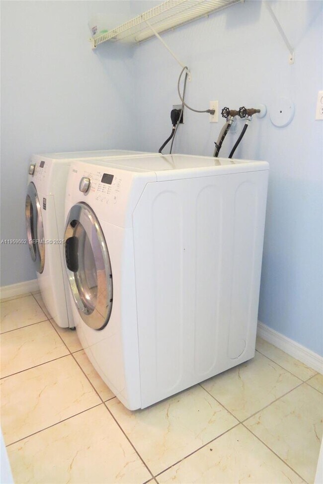 Building Photo - 741 SE 2nd St