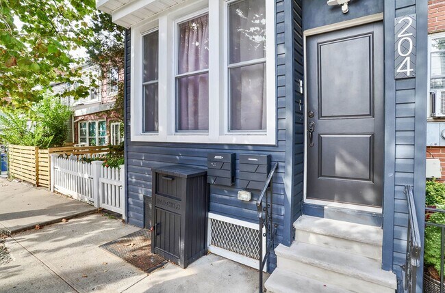 Building Photo - 204 19th St