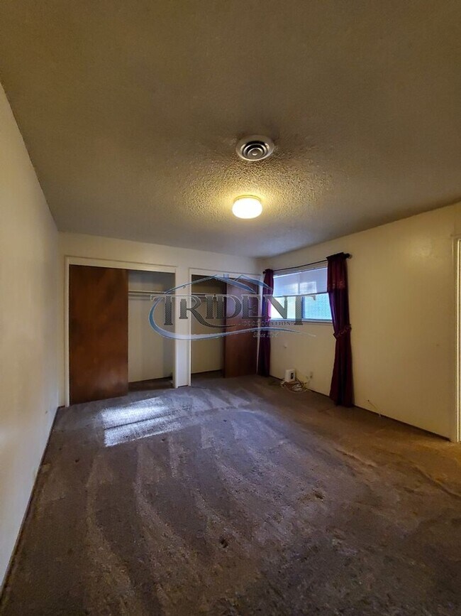 Building Photo - (2526m) 231 E. 18th St/ 1806 Sampson