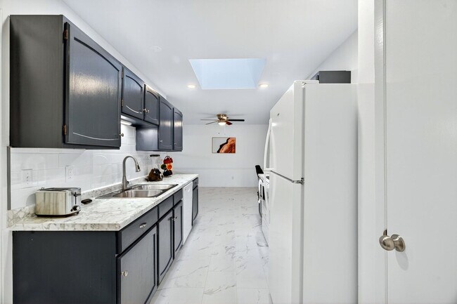 Building Photo - 1415 Lindsay Ln