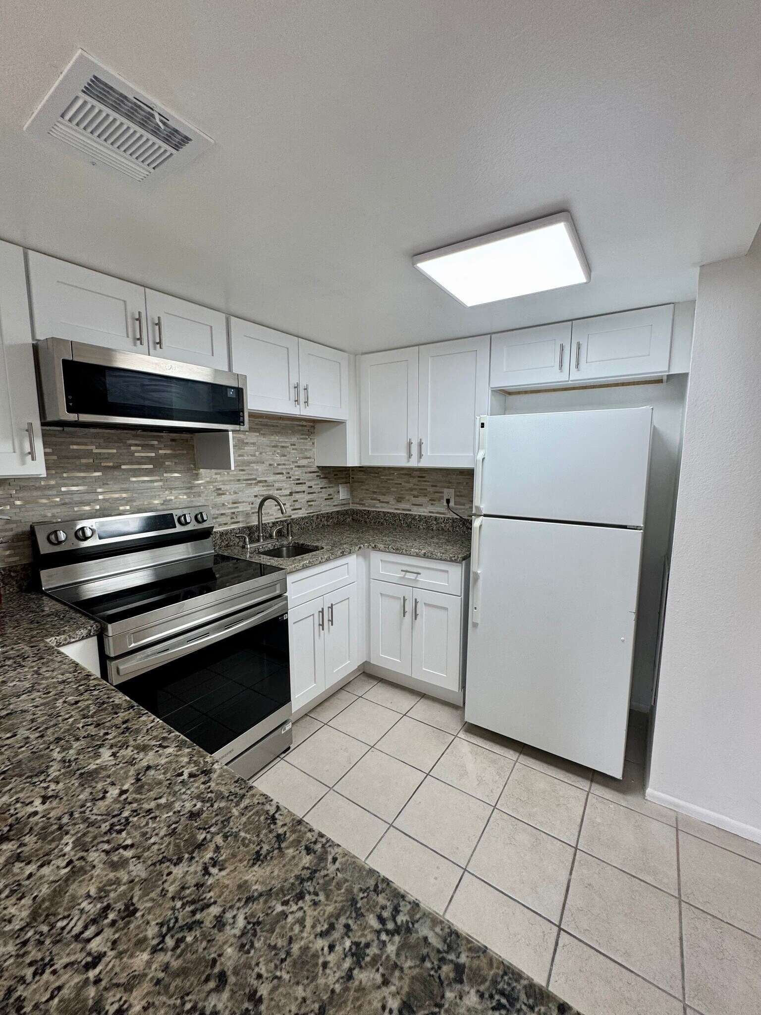 Building Photo - 588 Orange Dr