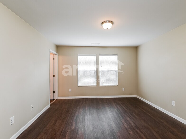 Building Photo - 4275 Oak Pointe Dr