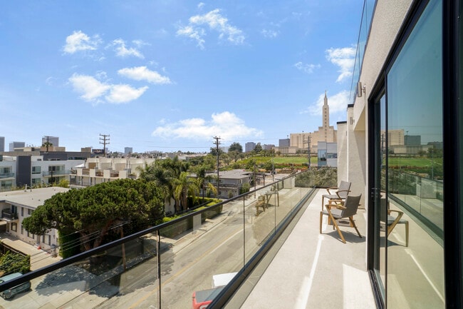 Building Photo - The Overland 16