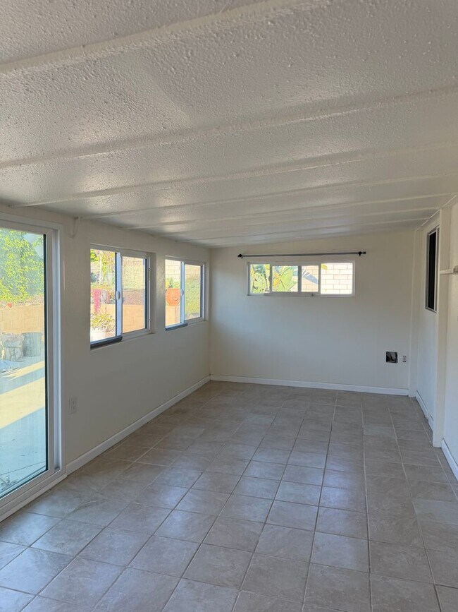 Building Photo - Beautifully Updated 3 Bed, 2 Bath Home in West Vista