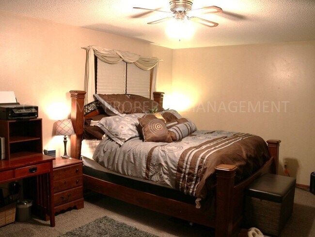 Building Photo - 4 BEDROOM, 2 BATH HOME IN EAST SIOUX FALLS! DOUBLE ATTACHED GARAGE! FENCED IN BACKYARD!