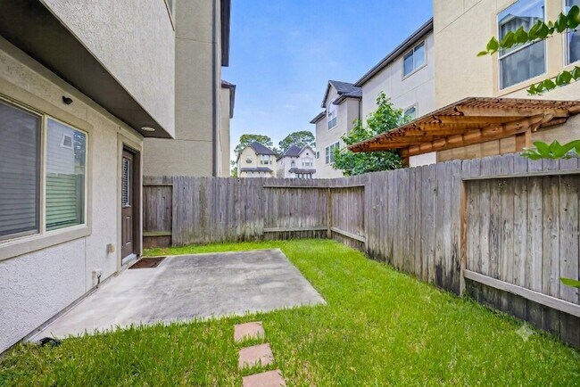 Building Photo - 2707 Shadybrook Meadow Dr