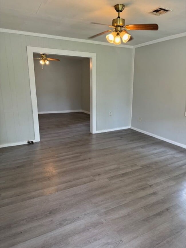 Building Photo - 2 bedroom 1 bath home close to downtown