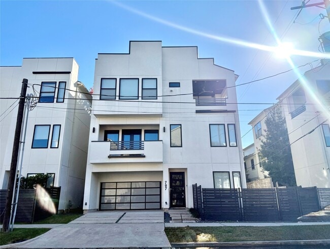 Building Photo - 707 W Clay St