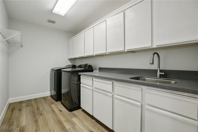 Building Photo - 2504 Youngdale Dr