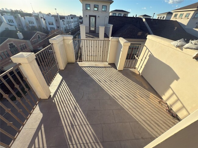 Building Photo - 5640 Larkin St