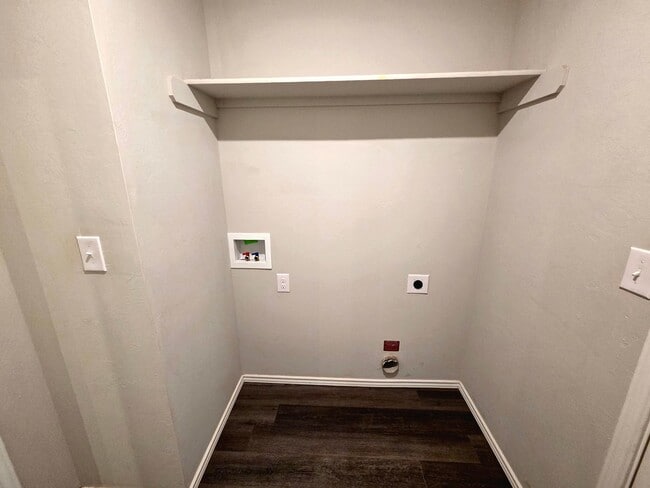 Building Photo - 9704 Saddle Dr