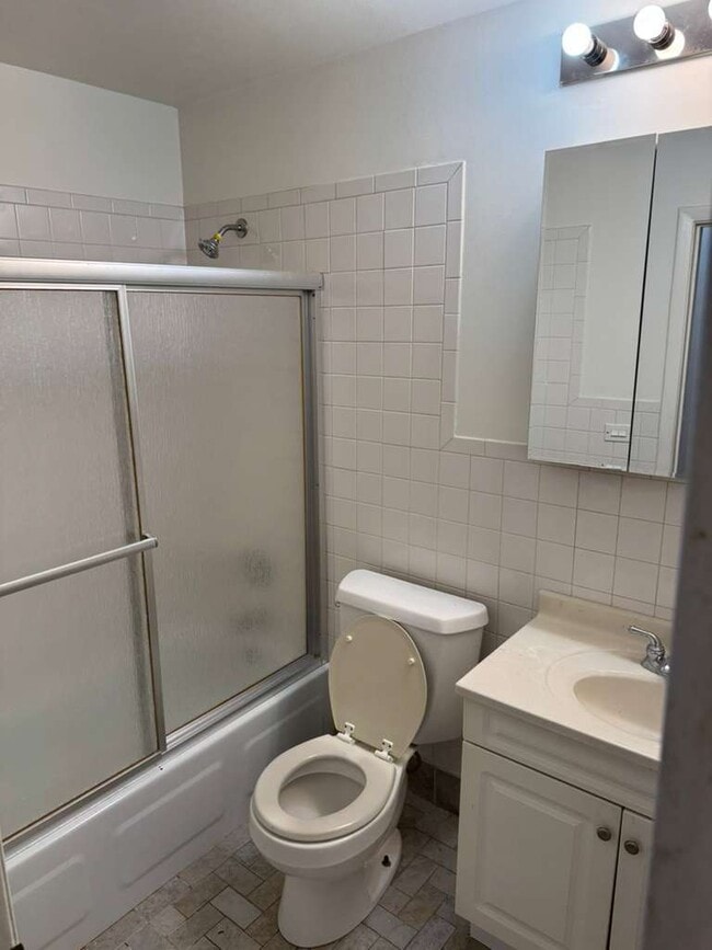 Building Photo - 1485 Quaker Ln