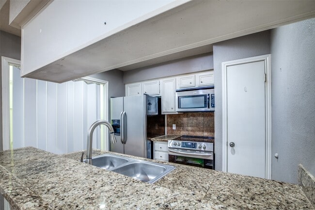 Building Photo - 800 Country Pl Dr