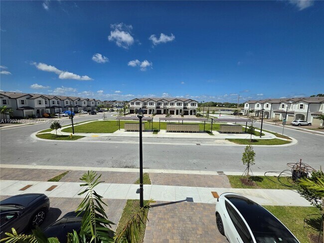 Building Photo - 2739 SE 25th Ave