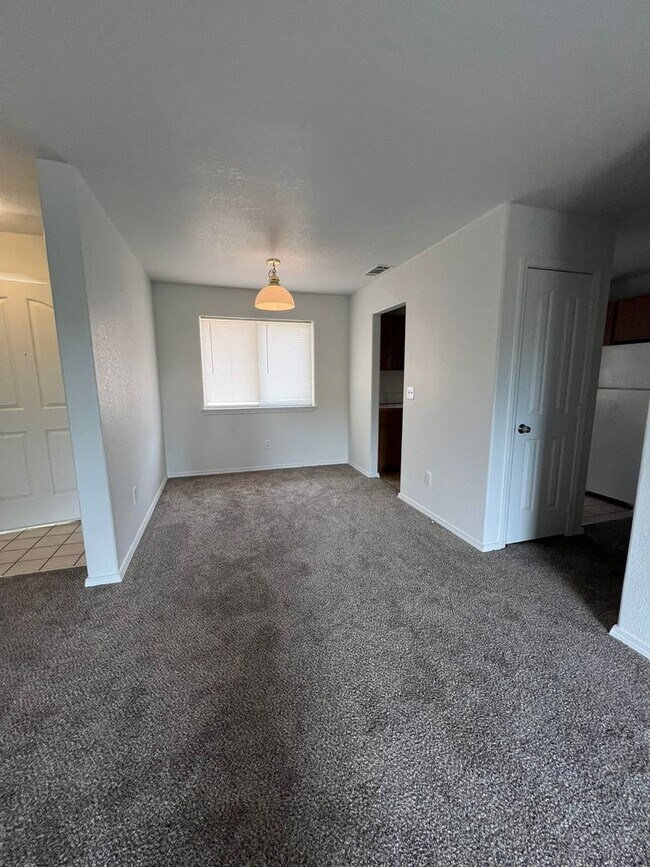 Primary Photo - 2 Bedroom, 1 Bath Townhouse - Newly Renovated