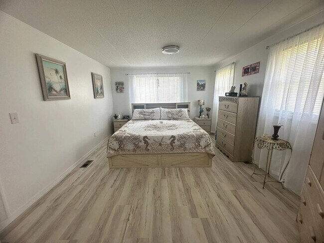 Building Photo - "Charming 2-Bed, 2-Bath Retreat in Nokomis!"