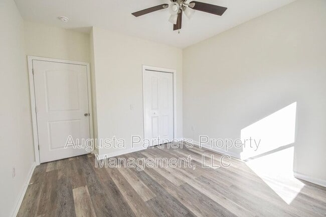 Building Photo - 2122 Circular Dr