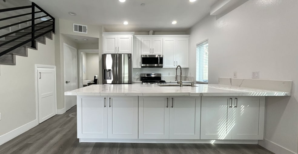 Primary Photo - 416 N La Fayette Park Pl