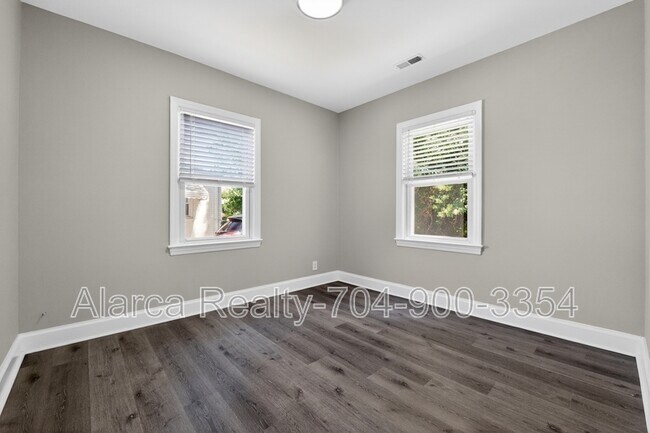 Building Photo - 2322 Belfast Dr