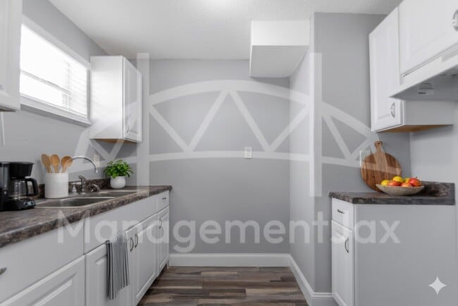 Building Photo - 216 E 2nd St