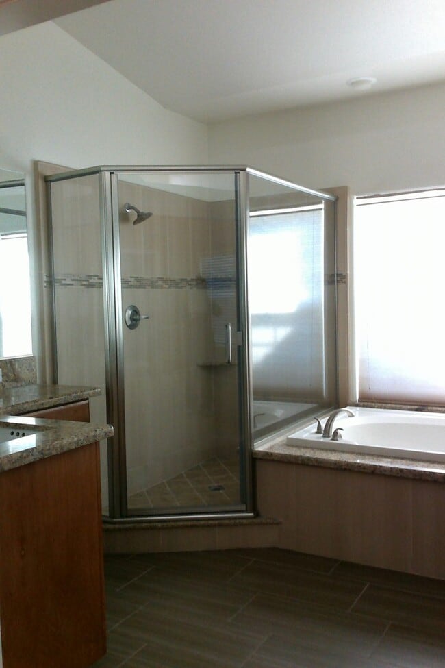 Building Photo - Beautiful Northeast 4 Bedroom 2.5 Bath home