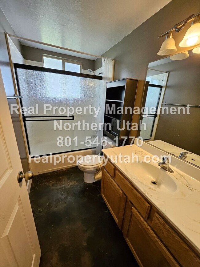 Building Photo - Stunning 7 Bedroom Home in West Point Avai...