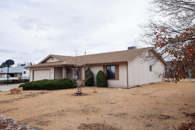 Building Photo - 3 bedroom 2 bathroom Ranch Style Home in Prescott Valley!