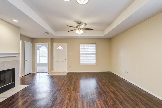 Building Photo - Conveniently located 2/2/2 with basement!!