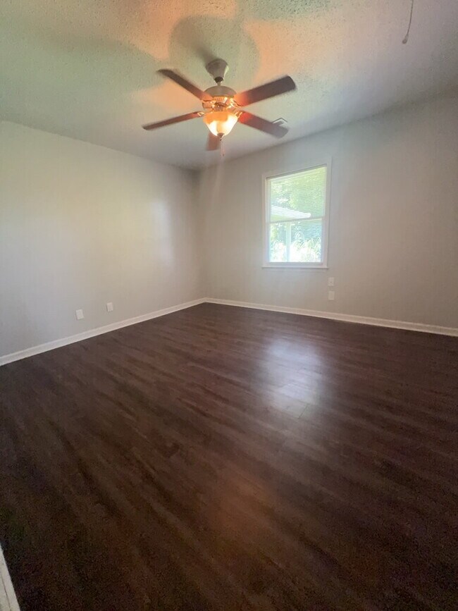 Building Photo - Beautiful 3 Bedroom, 3 Bath Home -135 Yates Ln.