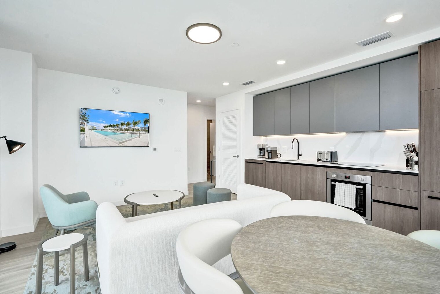 Building Photo - 580 72nd St