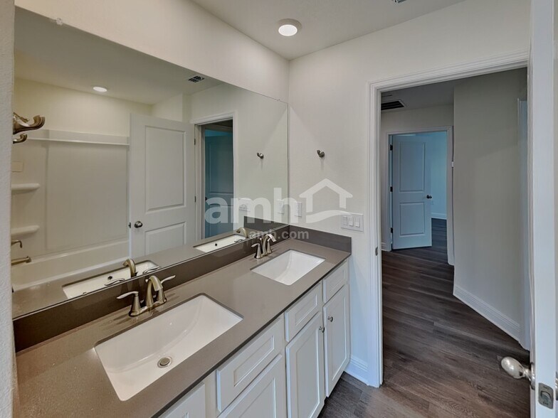 Building Photo - 6004 Pinewood Ests Dr