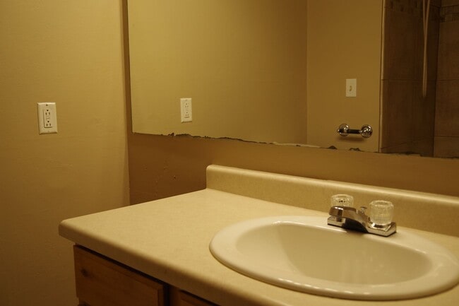 Building Photo - NOW AVAILABLE! MUST SEE - BEAUTIFUL 4BR/3B...