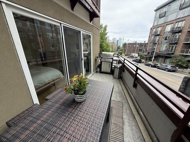 Building Photo - Charming and Rare 2BR/2BA/2Garage Parking ...