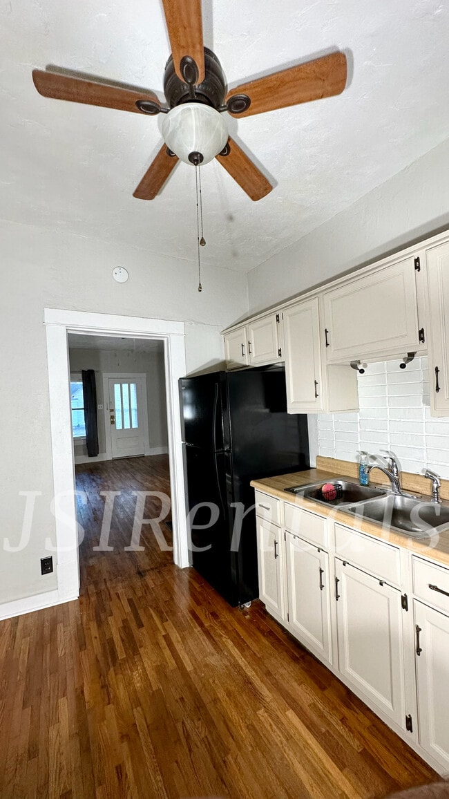 Building Photo - 1100 E 16th St